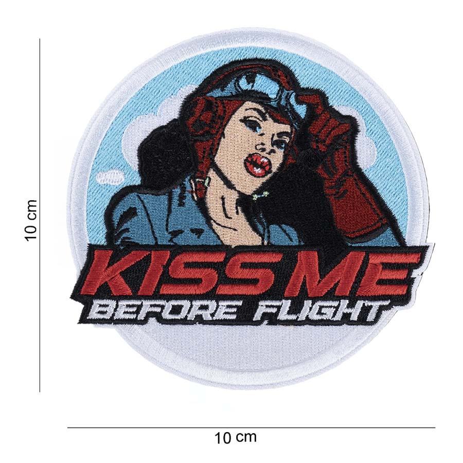 Embleem stof Kiss me before rond met klittenband #12012 Embleem stof Kiss me before rond met klittenband #12012